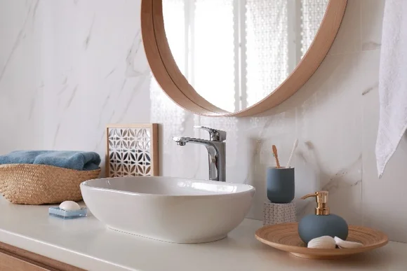 Waschbecken mit Wasserhahn und Badaccessoires